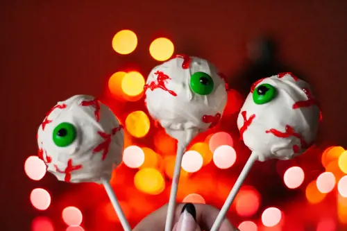 Halloween Eyeball Cake Pops Cute Halloween treats